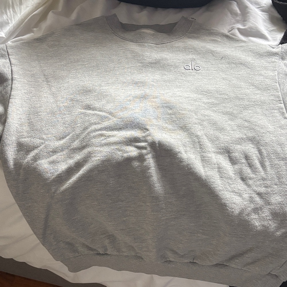 ALO Yoga Women’s Accolade Light Gray Crewneck Sweater